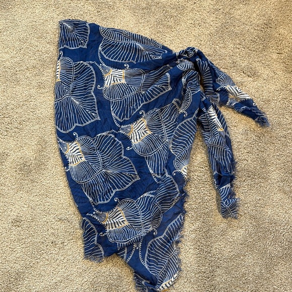 Sarong wrap Blue and White Leaf Print Scarf beach wear 50 x 50 - Picture 1 of 4